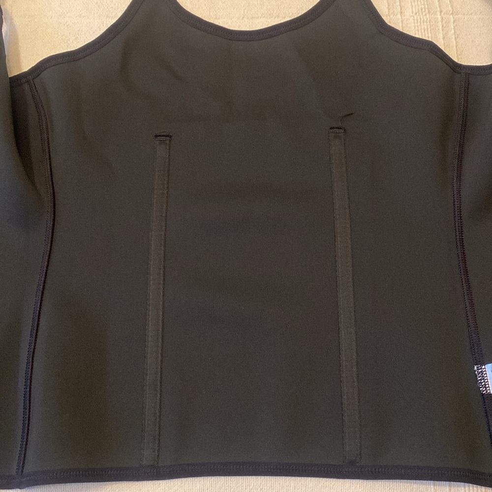 Black Shapewear adjustable straps and zipper back with 3 rows of eyelet hooks. - Picture 5 of 11